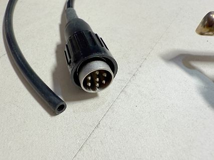 Stecker eines Kabels mit 5 Pins