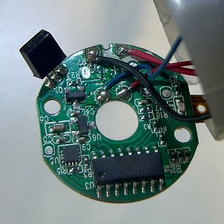 Foto einer bestückten Leiterplatte mit integriertem IC