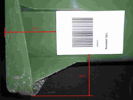 Grüner Müllcontainer mit Etikett und Maßangaben