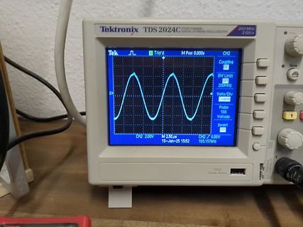 Tektronix TDS 2024C Oszilloskop mit Sinuswelle