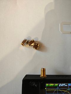 Messadapter und SMA-Stecker auf Tisch