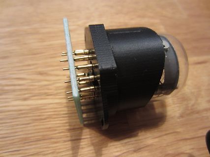 Elektrisches Bauteil mit Pins auf Holzuntergrund