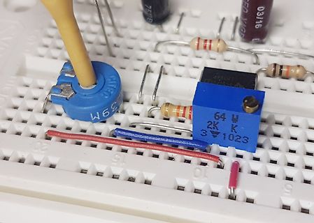 Aufbau auf einem Breadboard mit elektronischen Bauteilen