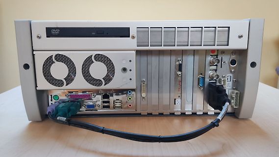 Rückansicht eines Computergehäuses mit Anschlüssen