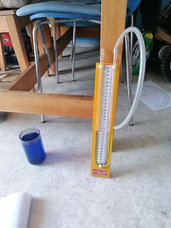 Messgerät mit blauer Flüssigkeit und Schlauch