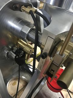 Mechanischer Aufbau mit Kabeln und Metallkomponenten