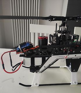 RC-Modellhubschrauber auf einem Tisch