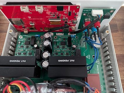 Offenes Gehäuse mit Leiterplatten und Elektronikkomponenten