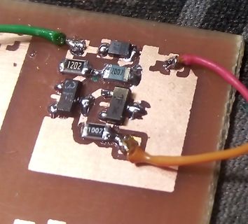 Nahaufnahme einer bestückten Leiterplatte mit SMD-Bauteilen