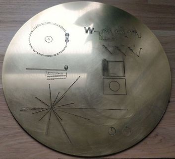 Gravur von Schaltplänen auf einer Metallplatte