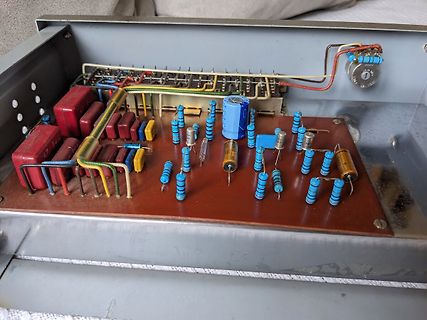 Innenansicht einer alten elektronischen Platine im Gehäuse