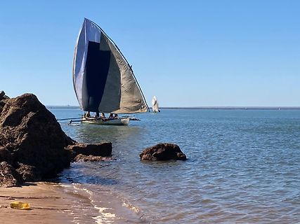 Segelboot vor felsiger Küste