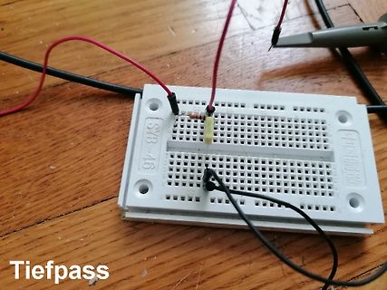 Aufbau auf einem Breadboard mit Kabeln