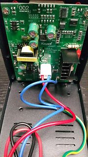 Offenes Schaltnetzteil mit Leiterplatte und Kabeln