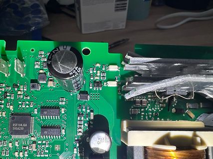 Nahaufnahme einer grünen Leiterplatte mit elektronischen Bauteilen