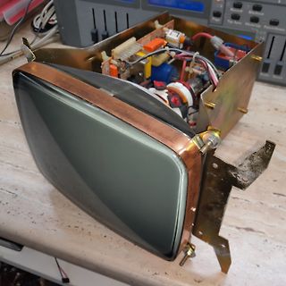 Geöffnetes Gehäuse eines alten Fernsehgeräts oder Monitors