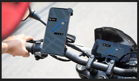 Smartphone als Navigationsgerät an einem Motorradlenker
