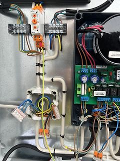 Verkabelung und Elektronikkomponenten in einem Gehäuse