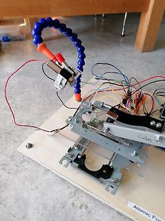 Mechanischer Aufbau mit Verkabelung auf Holzplatte