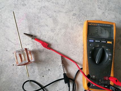 Multimeter misst Spannung an einer Spule