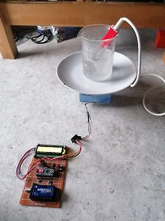 Elektronischer Aufbau mit Becherglas und Lochrasterplatine