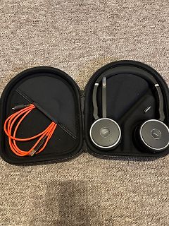 Bose Kopfhörer in einem Transportetui mit orangefarbenem Kabel