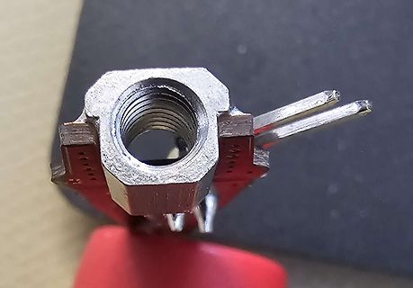 Metallische Mutter mit Gewinde und Anschlussstiften