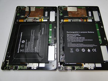 Zwei geöffnete Tablets mit Li-Polymer Akkus