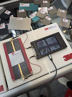 Messaufbau mit Materialproben und Display