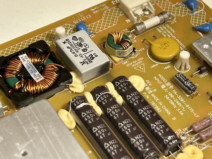 Nahaufnahme einer Leiterplatte mit Elektrolytkondensatoren und Spulen