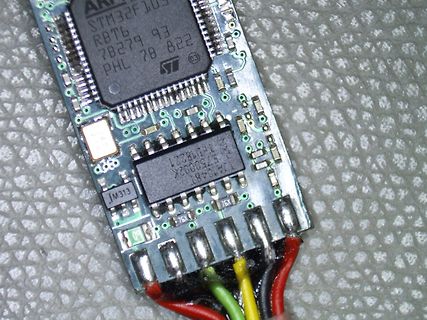 Nahaufnahme einer Leiterplatte mit STM32F103 Mikrocontroller