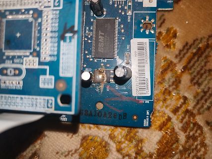 Nahaufnahme einer Leiterplatte mit ESMT Chip