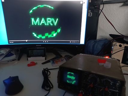Arbeitsplatz mit Monitor, Oszilloskop und Maus