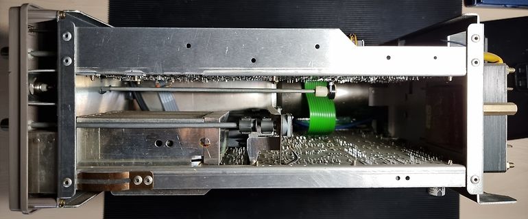 Innenansicht eines elektronischen Geräts mit Gehäuse und Flachbandkabel