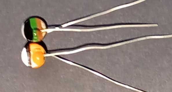 Zwei Elektrolytkondensatoren mit Drähten