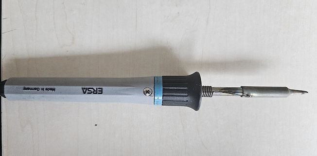 Lötkolben auf Tischoberfläche