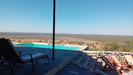 Pool mit Blick auf eine weite Landschaft