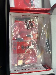 Mehrere rote Leiterplatten in einer Verpackung