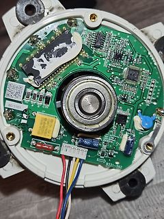 Foto einer bestückten Leiterplatte mit Motor/Encoder