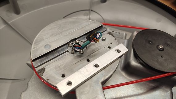 Mechanische Metallkomponenten mit Kabelverbindung
