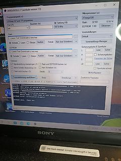 Softwareoberfläche von AVRDUDE auf einem Laptop-Bildschirm