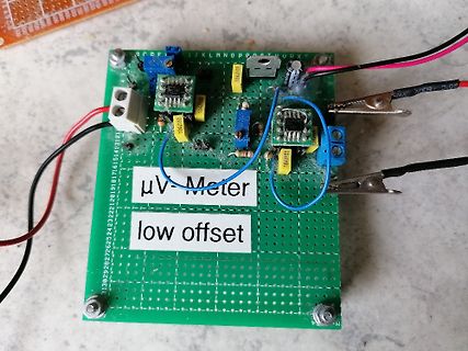Selbstgebaute µV-Meter Platine mit Messaufbau