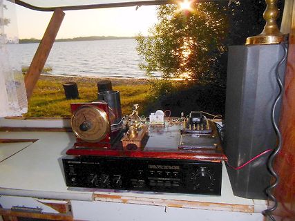 Elektronischer Aufbau auf Holzbrett vor Seeufer