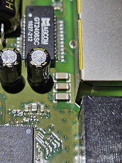 Nahaufnahme einer Leiterplatte mit IC und Elektrolytkondensatoren