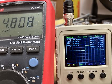 Multimeter und Oszilloskop mit Messwerten