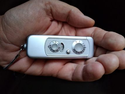 Hand hält ein digitales Messgerät
