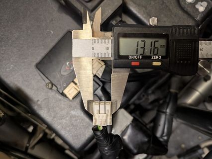 Messung eines Steckers mit digitalem Messschieber