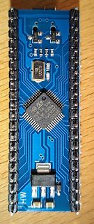 Blaue Leiterplatte mit Mikrocontroller und Bauteilen