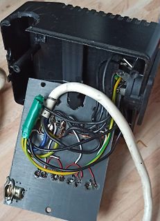 Geöffnetes Gehäuse mit loser Verdrahtung und Platine