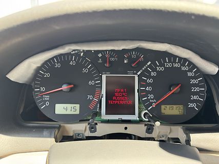 Armaturenbrett eines Autos mit Kombiinstrument